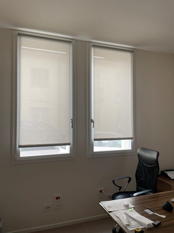 Tende a rullo color beige in ufficio
