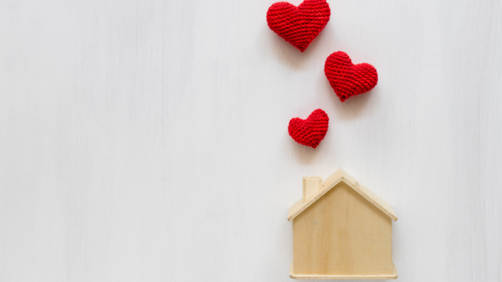 Miniatura casa in legno con cuori di cotone crochet
