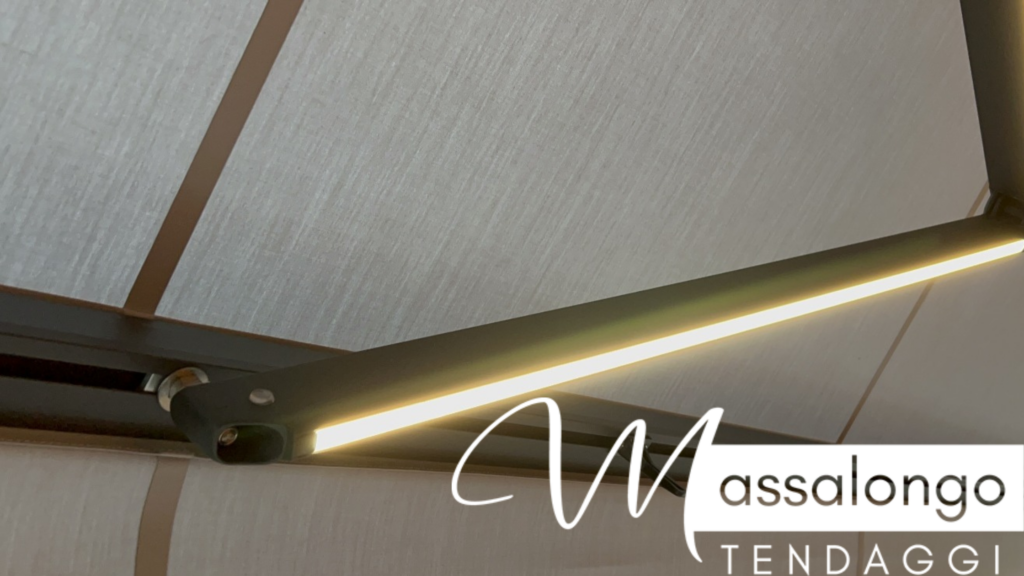 Interno di una tenda da sole con bracci a led illuminati