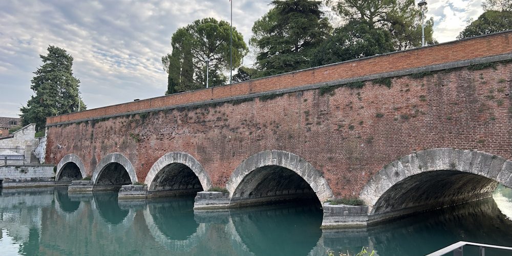 Tenda onda perfetta sul Garda: <br> scenografia tessile per una vista mozzafiato